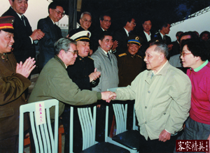 图为1992年邓小平南巡北返前与杨应彬（左）握别